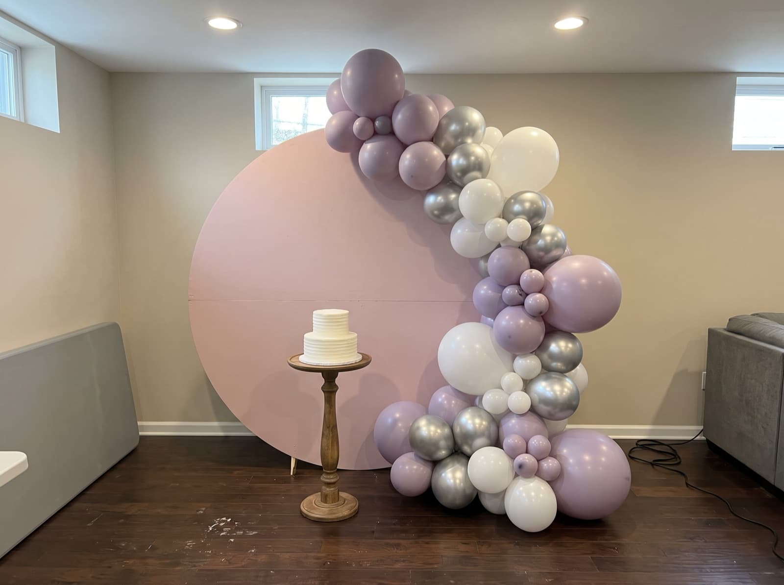 Round backdrop with a lavender and white balloon garland