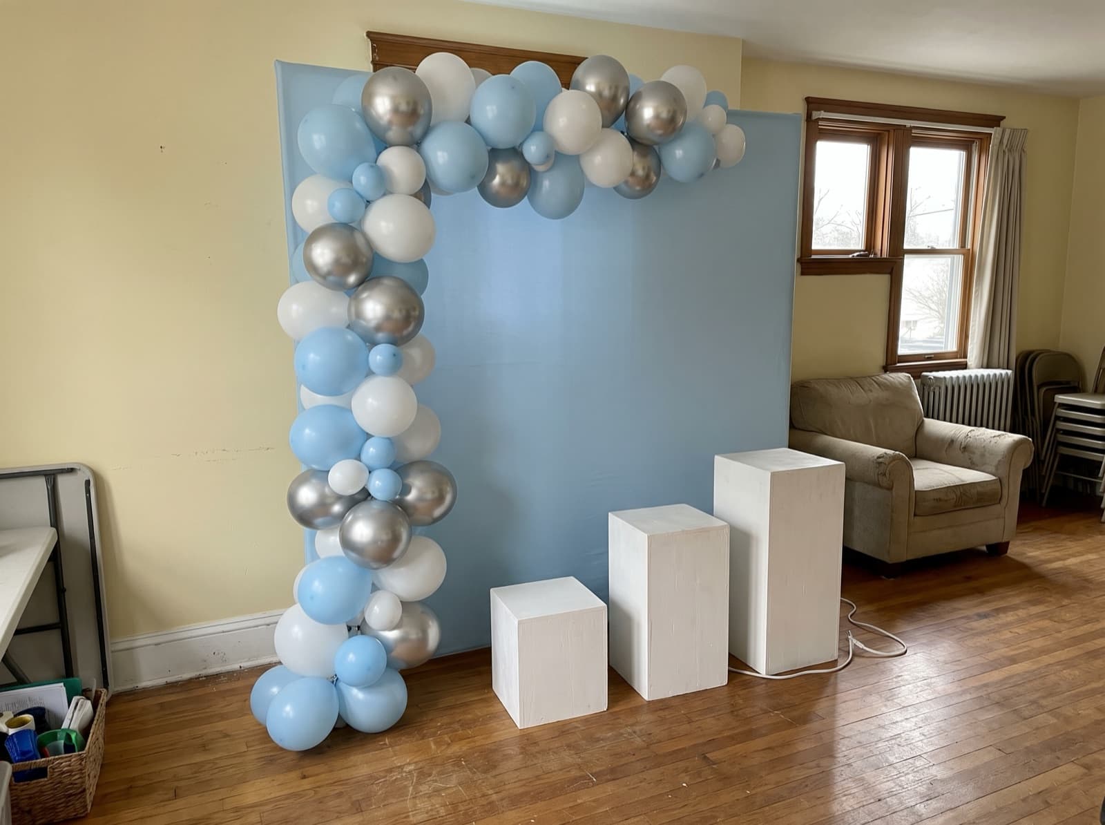 Square backdrop with a blue and silver garland