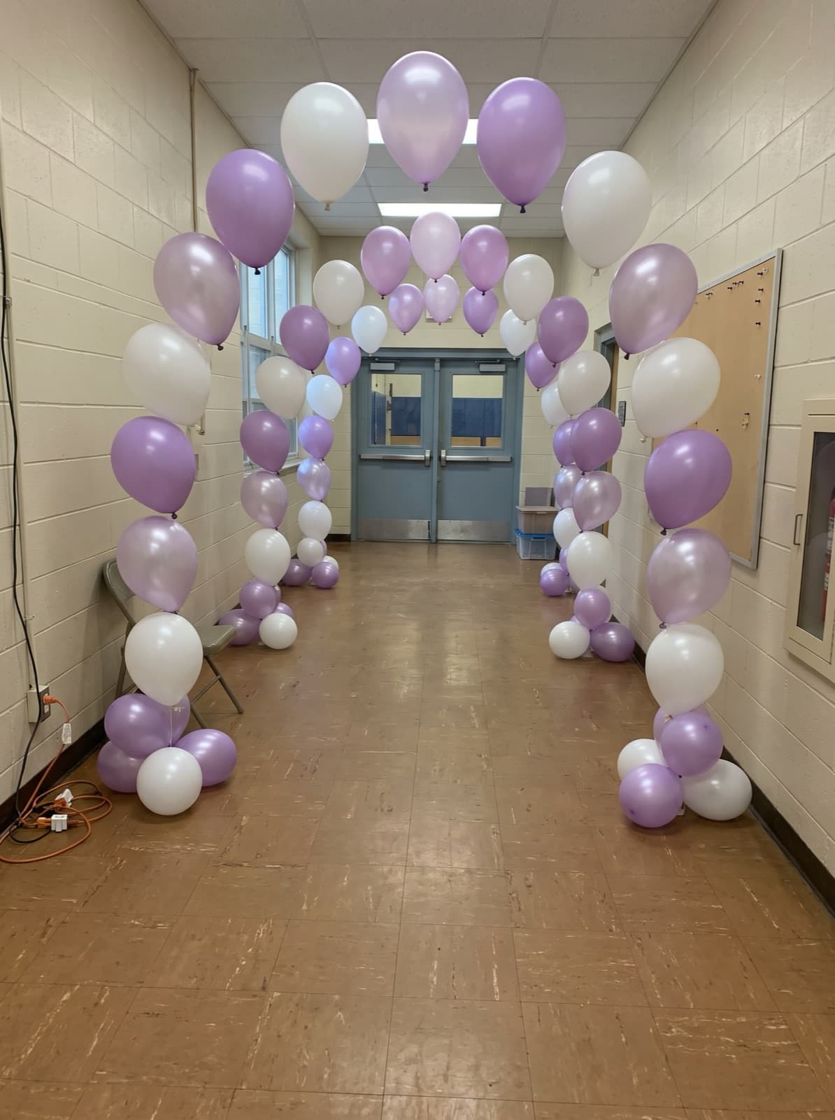 Walk-through balloon tunnel of linked arches